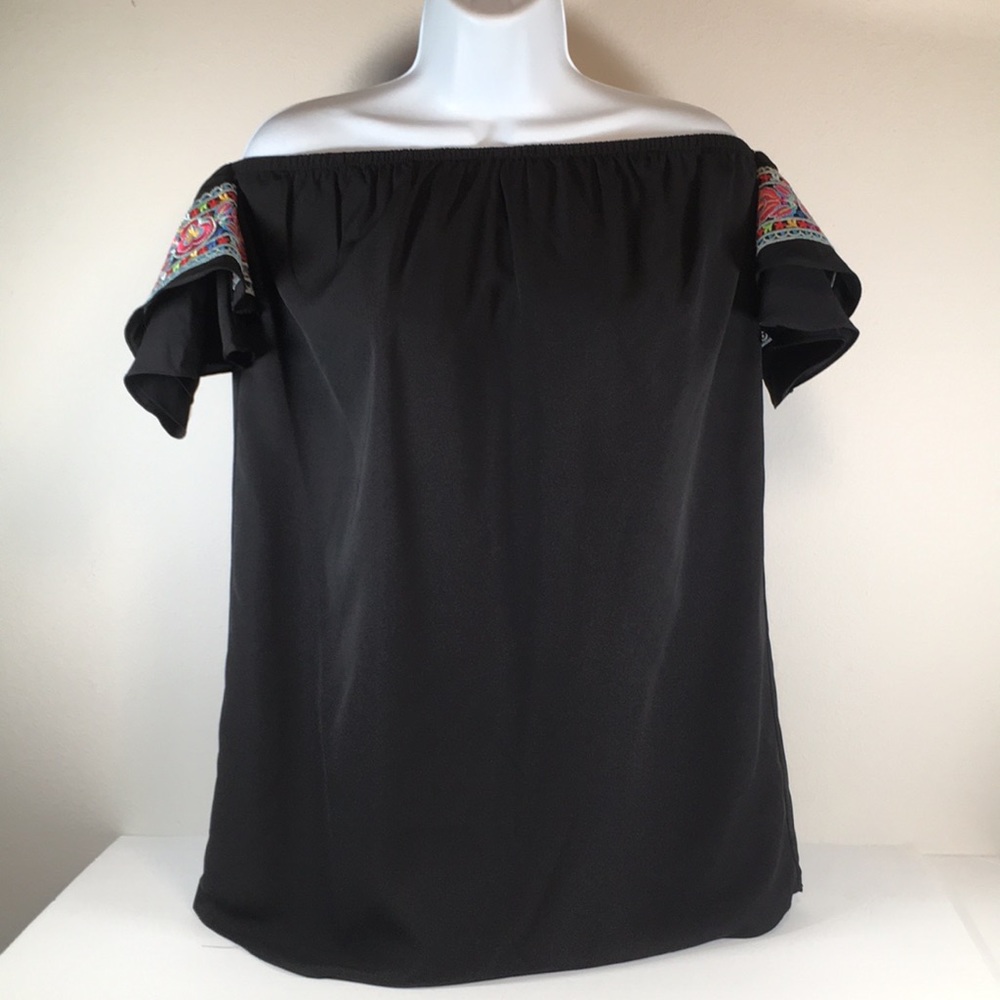 VAVA BY JOY HAN | Embroidered off the shoulder top | Women’s Size S | NWOT